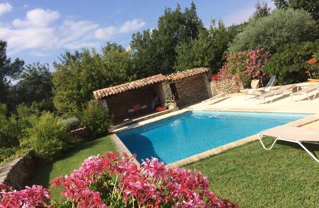 Gardiole - casa de campo con piscina en Bonnieux