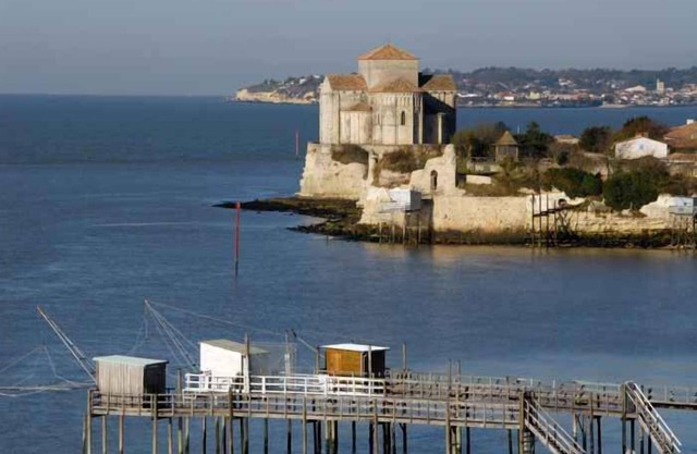 Casa de pueblo agradable, piscina climatizada, 4 dormitorios, 2 baños, cerca del mar.