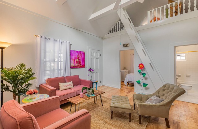 LA PUERTA PEQUENA ~ Charming 1 Bedroom, 1 Bathroom w/ Loft in Old Town!