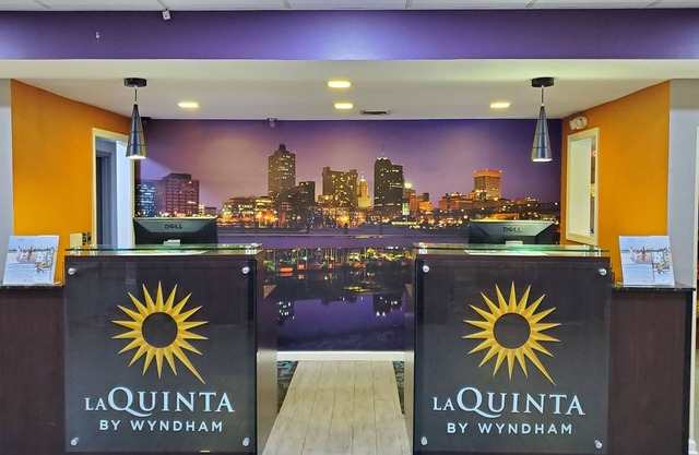 La Quinta Inn & Suites by Wyndham Memphis Airport Graceland