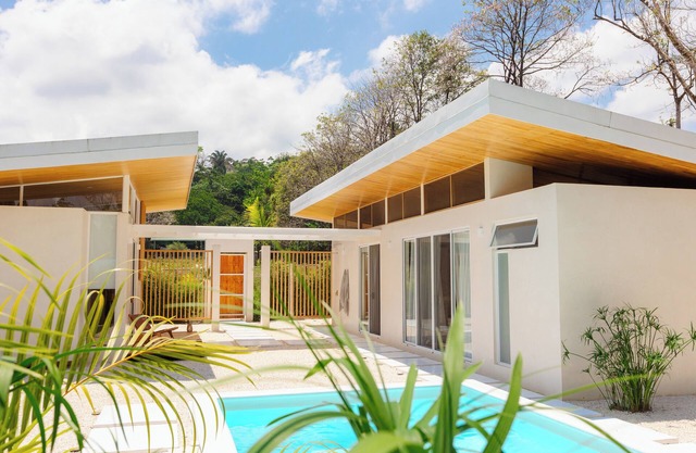 La Santina villa frente al mar a 3 minutos de la playa con piscina privada.