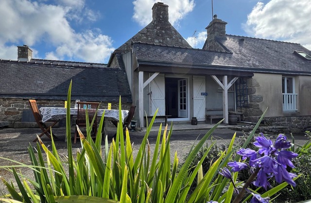 LA02 Charming little stone vacation home in Lanildut