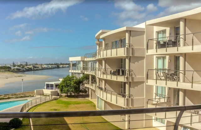 Lagoon Beach Apartment with Pool and Ocean Views
