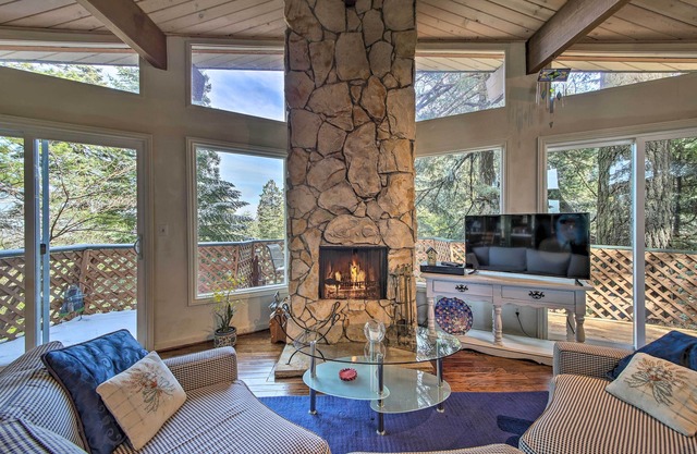 Cabaña con vistas al monte, 2 millas a Town & Lake Arrowhead!