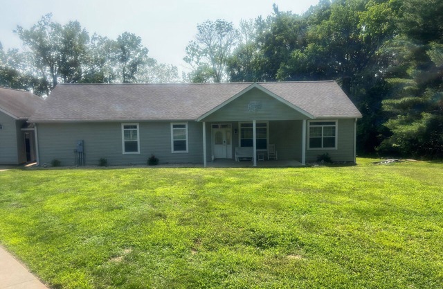 Lake Barkley, Cadiz, KY Lakefront 3 bedroom with AC, Private dock and slip
