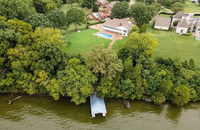 Lake estate on Old Hickory with pool and hot tub, convenient to Nashville
