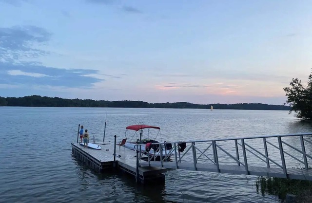 Lake front 3-bedroom house @ Rocky Fork Lake with Private Dock