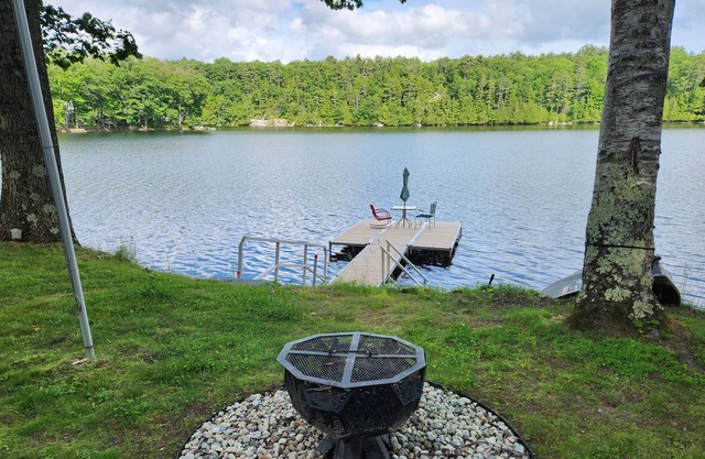 Lake Front Cozy/Quiet 2 bedroom/ bath home with on-sight EV charger.