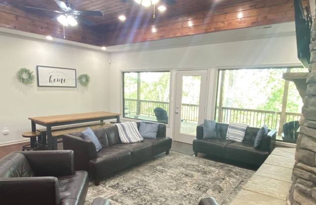 Lake front, hot tub, wifi, great dock, deep water, game room and beds for 18+!