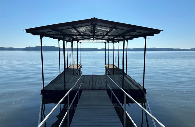 Lake Front-Water Access-Dock-Screened in Patio-Bunk Beds-Sleeps 17