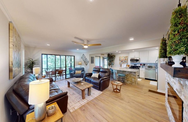 Lake Front Woodson Bend ~ Lake Cumberland Resort Luxury Condo (unidad hermana # 888559)