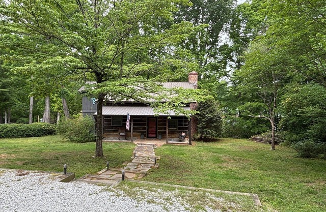 Lake Hartwell Cabin w/ covered dock, sunroom, firepit, deck, sleep 12