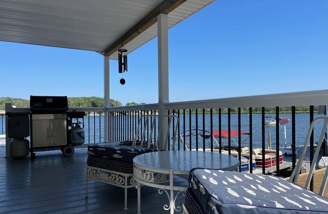 Lake house with room for all your family and friends!
