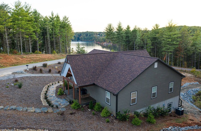 Lake James Waterfront con muelle, piscina, kayaks y tablas de paddle!