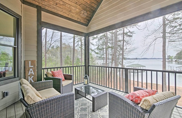 Seneca Home w / Porche y muelle privado en el lago Keowee!