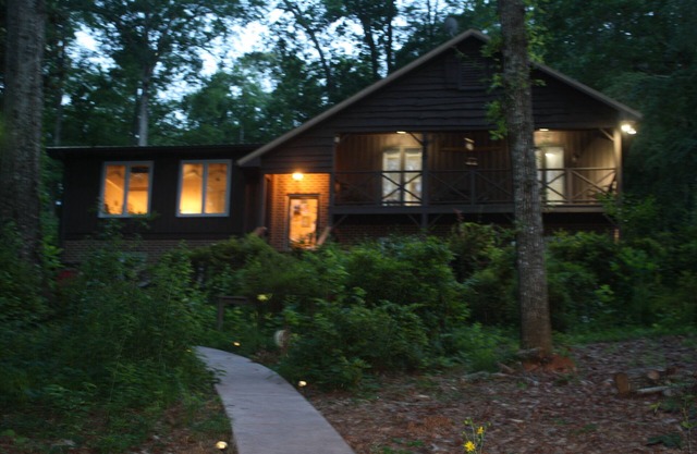 Lago Keowee frente al lago 4 habitaciones, 3 baños, hogar con muelle, patio y fogata.