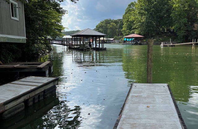 Lake Living's best! "Chillax" with 3brm, 2 Kings and 2-XL twins, 2 bath