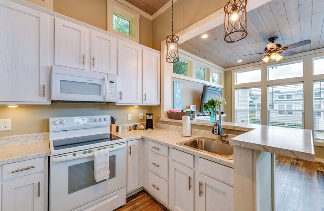Lake Norman Getaway w/ Pool Access + Kayaking!