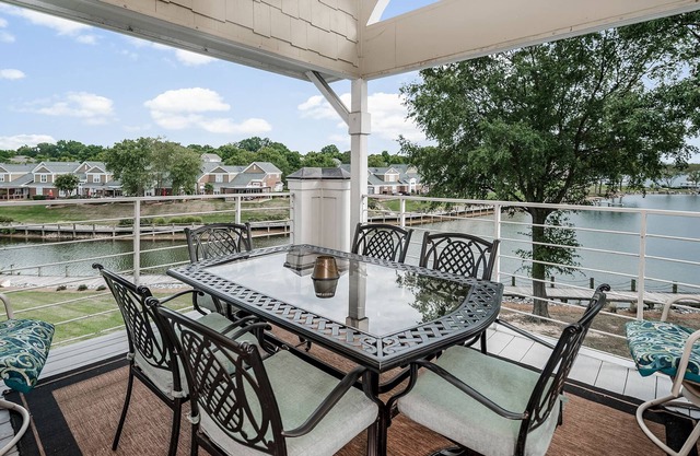 Lake Norman Luxury Waterfront 3er piso condominio con ascensor, piscina, tenis