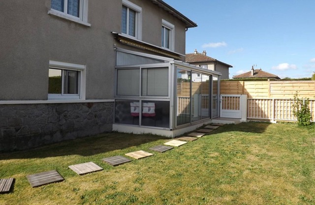 Lake Saint-Etienne Nearby: Cozy 1BR Cottage with Garden, Parking, WiFi, Near Aurillac