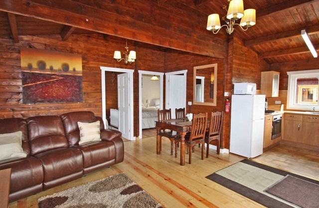 2 bedroom accommodation in Pontardulais, Swansea