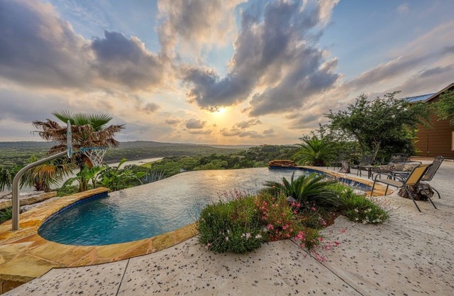 Frente al lago Travis con piscina estilo centro turístico