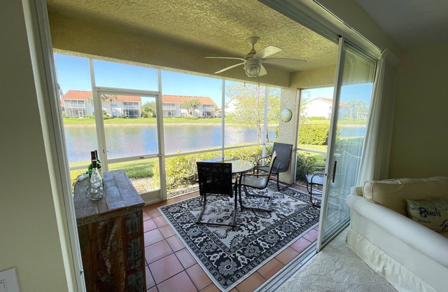 Vista al lago - Luminoso y ventilado, unidad final Condo-1st Floor-Walk to Pool & Clubhouse