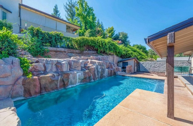Hermosa casa con vista al lago con piscina en cascada