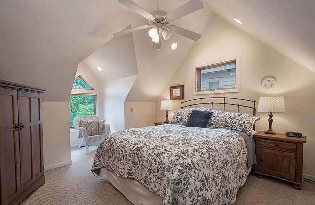 Lake Views! HOT TUB! Central Location. Walk to Coffee, Eats, and Lake Rentals.
