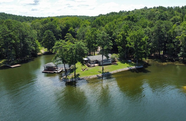 Lake Wateree SC Waterfront Home 3B/2Ba w/ King Bed, Loads of Amenities & Dock!
