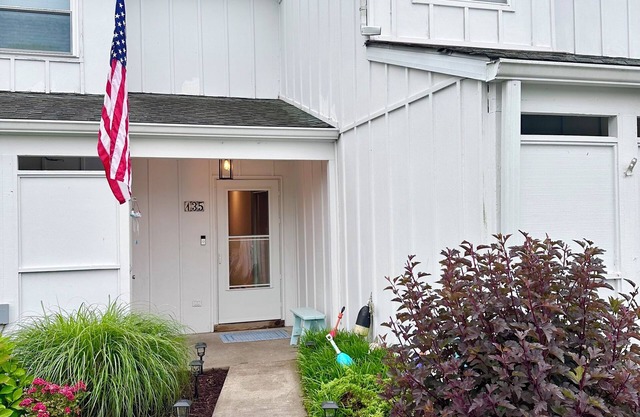 LAKEFRONT 2 Bedroom townhome in Mallard Lakes-Minutes from beach!!