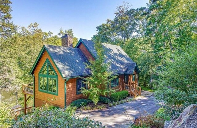 Lakefront 3 bedroom cabin sleeps 10, 8 minute drive to Gorges State Park
