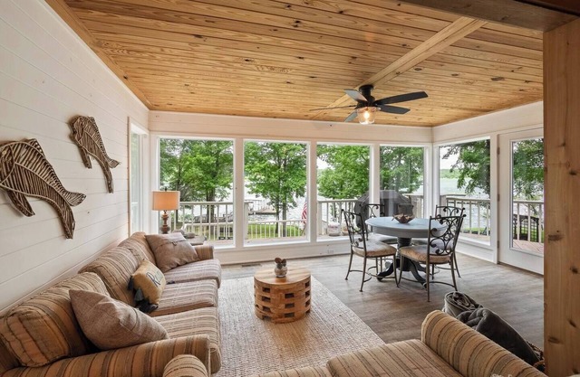 Lakefront 4 BR house with fire pit/ 2 KING BEDROOMS