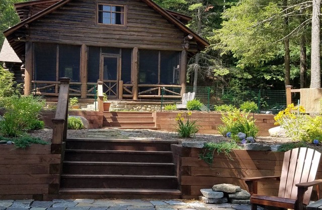 Cabaña de madera frente al lago Adirondack