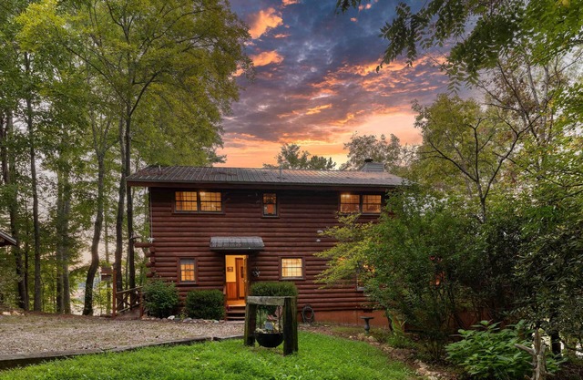 Lakefront Blairsville Cabin w/ Deck + Dock!