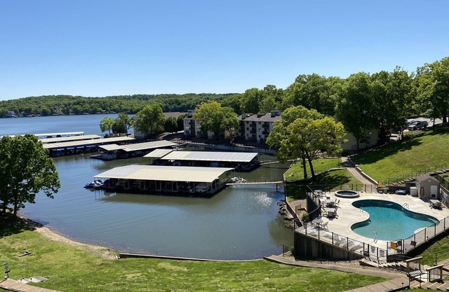 Lakefront Views, Bright & Airy Condo w/ 2 Pools, 2 Hot Tubs & Dock Access