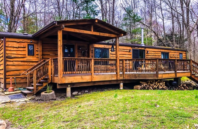 LAKEFRONT Cabina en un lote arbolado de más de 22 acres. ¡Cerca de la estación de esquí BLUE MOUNTAIN!
