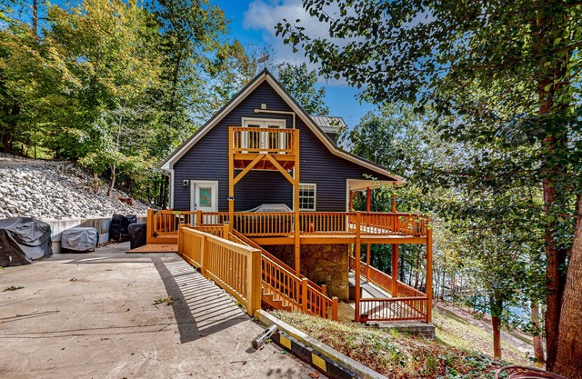 Lakefront cabin with two-level dock, sun deck and internet