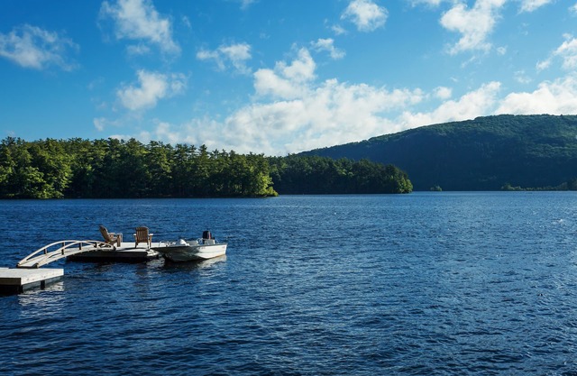 Campamento de verano clásico de Maine en el lago Megunticook, a 5 km del centro de Camden.