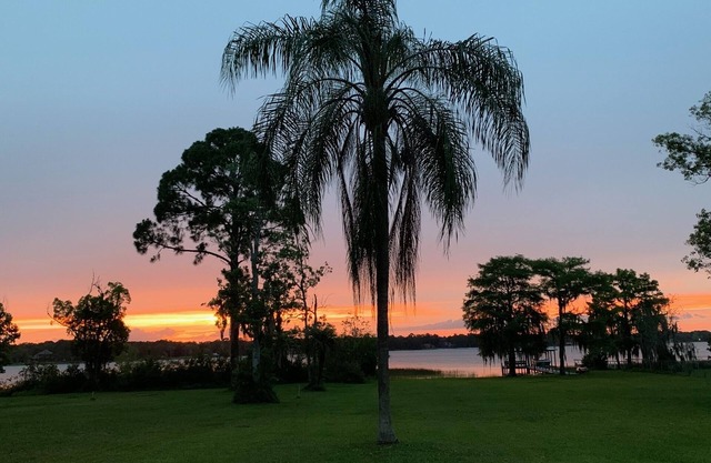 Casa de campo frente al lago con vistas al muelle y al atardecer, Monte Dora