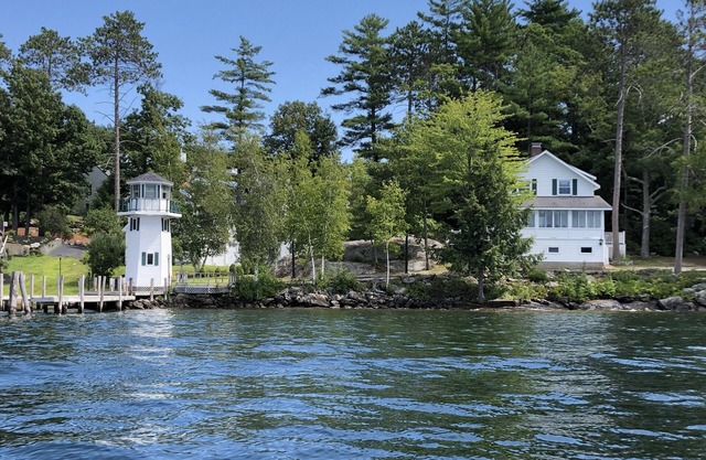 Lakefront Cottage con faro y muelle en el lago Winnipesaukee