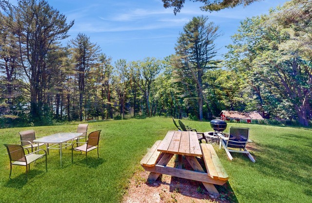 Lakefront gem with 350' of private lake on 2 acres with 2 kayaks & seasonal dock