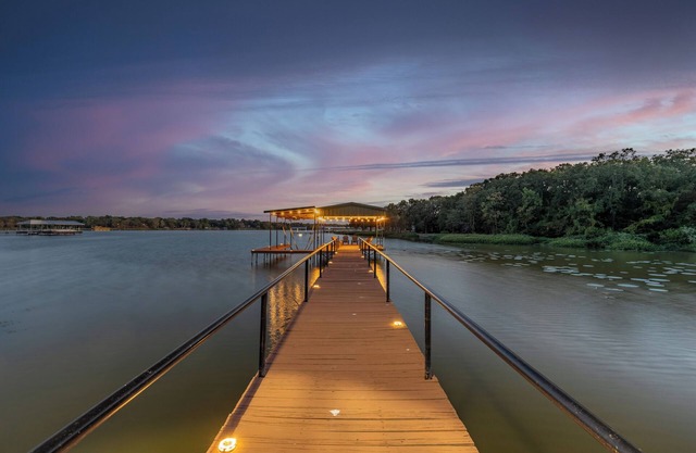 Shoreline Escape: A Luxury living in Lake Tawakoni