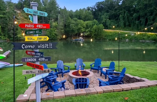 Lakefront Home, Hot tub, Fire Pit, Games, & Movie Room!