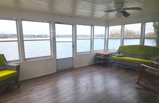 Lakefront home w/ Sunroom beach, kayaks, dock and laundry. 4 bd. Pet Friendly!
