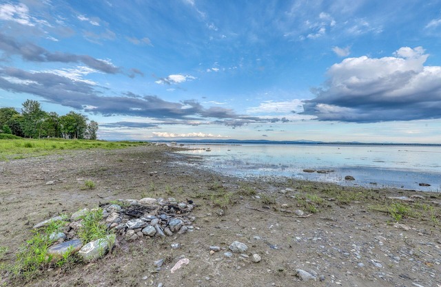 Casa frente al lago con increíbles vistas al agua, sauna y 17 acres