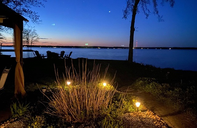Gema escondida frente al lago, perfecta para familias grandes, juegos, pesca, bote o descanso
