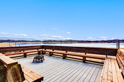Lakefront House by Staycating