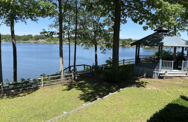 Casa frente al lago en el lago Tuscaloosa, recientemente renovado.