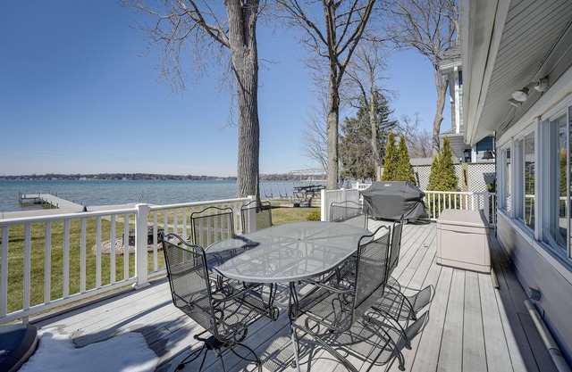 Lakefront Michigan Cottage - Deck, Grill & Kayaks!